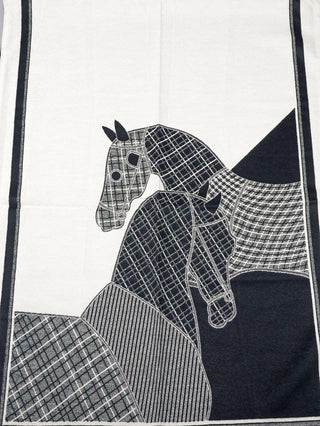 OFF#DLY Schal Horse black zeigt zwei stilisierte Pferdeprofile in überlappenden Patchwork-Mustern aus Gitter- und Streifenmustern auf einem schwarz-weißen Textil, das einen grafischen, quiltartigen Eindruck vermittelt.