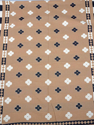 OFF#DLY Schal Britta brown/black, rechteckiger Stoff mit regelmäßigen Blumenmuster, schwarze und weiße Kleeblätter, geometrischer Diamantrand. Material: 80% Viskose, 20% Wolle, Größe: 180x65 cm.