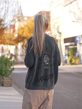 #VDR Cardigan 18074 antra mit großem Rosenmotiv auf der Rückseite, getragen mit einem lässigen, urbanen Look aus weitem Pullover und hellen Hosen auf einem herbstlichen Stadtspaziergang.