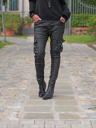 Die OFF#DLY Joggpant Tamara black matt zeigt sich mit glänzendem Finish und Cargo-Details. Die schwarze Hose besticht durch ihre stilvollen Taschen und den urbanen Look, ideal für moderne Freizeit-Outfits.