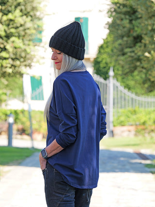 Person im Profil trägt das OFF#DLY Logsleeve Ava darkblue, ein locker sitzendes, langärmeliges Oberteil mit verlängertem Rücken, ideal für einen lässig-modernen Alltagslook.