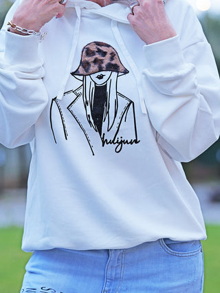 OFF#DLY Sweat Women white: Weißer Hoodie mit modischem Print einer Frau im Blazer und Hut, getragen mit hellen Jeans. Silberne Ringe und Armband ergänzen den lässigen Look, ideal für Alltag und Freizeit.