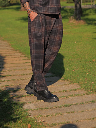 OFF#DLY Pant Lilly kariert braun/grau: Lässig geschnittene Hose mit modernem Karomuster und elastischem Bund, getragen mit schwarzen, klobigen Schnürstiefeln, ideal für stilvolle Freizeit- und City-Looks.