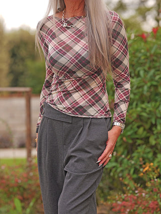 OFF#DLY LS light m. Cashmere Karo bordeaux: Figurbetontes, langärmeliges Karo-Oberteil in Burgunder-, Grau- und Cremetönen, kombiniert mit Accessoires wie einer silbernen Halskette und Ringen.