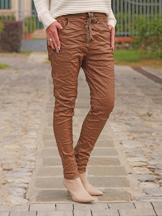 OFF#DLY Joggpant Antonia camel, lässig mit Knitter-Look, schmale Passform, elastischer Bund mit Bindeband, Hände in Taschen, über cremefarbenen Stiefeletten, ideal für unkomplizierte Alltagsoutfits.