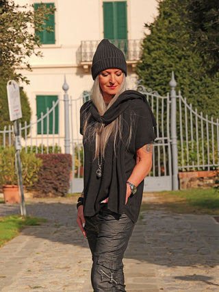 Mittelalterliche Frau trägt OFF#DLY Pulli m. Schal Carla black, schwarzes Strickset mit lockerem Schnitt, über schwarzer Hose. Sichtbar: lockeres Design, passender Schal, ideal für Herbst/Winter.