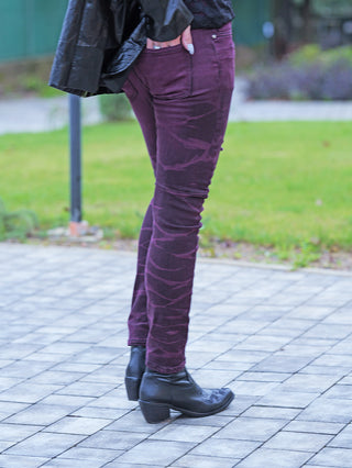 OFF#DLY Denim Eva bordeaux: Schmal geschnittene Jeans mit modernem, strukturiertem Waschungseffekt, getragen mit schwarzen Stiefeletten. Perfekt für einen stilvollen, femininen Look im Alltag.