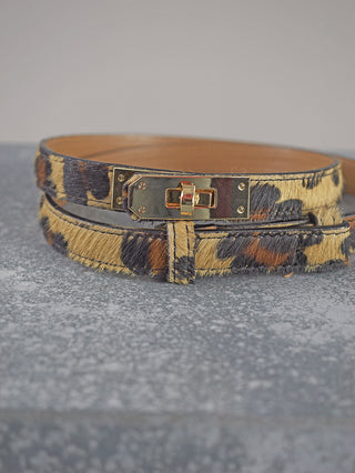 OFF#DLY Ledergürtel Fell Leo: Schmaler, animal-print Gürtel mit Echtleder und Haarstruktur, goldfarbener rechteckiger Drehverschluss. Breite 2 cm, verstellbar bis Größe 42.
