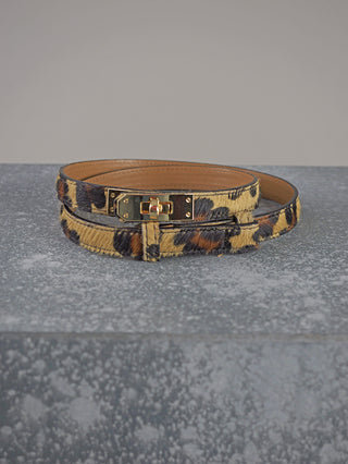 Der OFF#DLY Ledergürtel Fell Leo zeigt ein schlankes Design mit Leopardenmuster und goldfarbener Schließe, gefertigt aus 100% Leder, variabel einstellbar bis Größe 42.