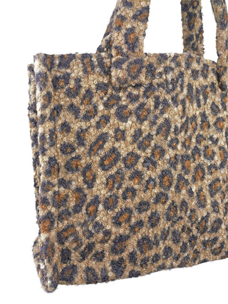 OFF#DLY MY Bag Leo: Nahaufnahme einer kleinen Tasche aus Bouclé-Stoff mit Leopardenmuster, sichtbarer kurzer Griff und Hauptteil. Größe 45 x 30 x 16 cm, Material 100 % Polyester.