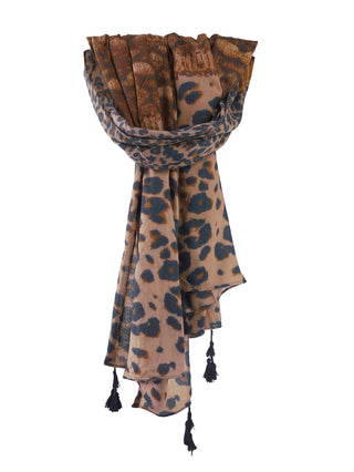 OFF#DLY Leo Schal Ruby: Leichter, rechteckiger Schal aus semi-transparentem Viskose-Stoff mit warmem braunem Leopardenmuster und kleinen schwarzen Quasten an den Ecken. Größe: 200 x 90 cm.