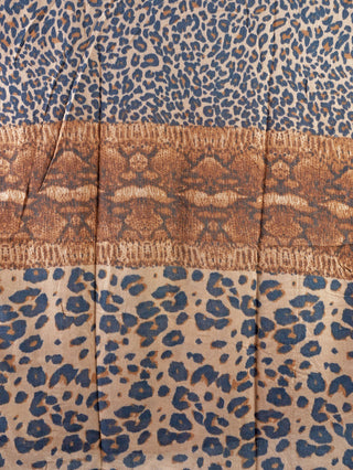 OFF#DLY Leo Schal Ruby: Nahaufnahme eines Schals mit wechselnden Leopard- und Schlangenhautmustern, gefertigt aus feiner Viskose. Ideal als stilvolles Accessoire. Größe: 200 x 90 cm.