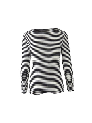 Rückansicht des schmal geschnittenen OFF#DLY LS light mit Cashmere Ringel black/white Langarmshirts, dessen feines Material eine feminine Silhouette betont. Ideal zum Layern oder solo tragbar.