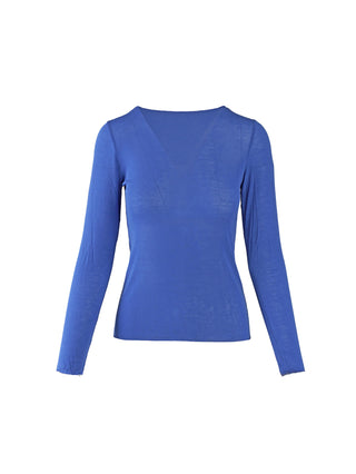 Das Bild zeigt das OFF#DLY Longsleeve light m. Cashmere royal, ein langärmeliges, schmal geschnittenes Oberteil mit V-Ausschnitt in Kobaltblau, aus leichtem, weichem Strick mit Kaschmiranteil.