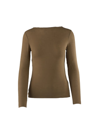 OFF#DLY Longsleeve light m. Cashmere camel, ein langärmeliges, schmal geschnittenes Shirt mit Crew-Ausschnitt, liegt flach auf weißem Hintergrund. Es bietet federleichtes, weiches Material mit feinem Cashmere-Anteil.