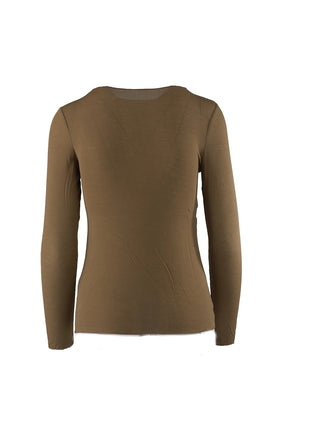 Das Bild zeigt das OFF#DLY Longsleeve light m. Cashmere camel, ein schlichtes, langärmliges Oberteil mit Rundhalsausschnitt, das flach auf einem weißen Untergrund liegt.