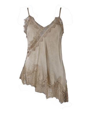 Das Bild zeigt das OFF#DLY Top Violetta beige mit zarten Spaghettiträgern, V-Ausschnitt mit Spitzenbesatz und asymmetrischem, spitzenverziertem Saum in fließendem Schnitt. Perfekt für vielseitige Looks.