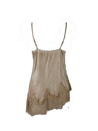 Das Bild zeigt das OFF#DLY Top Violetta beige, ein elegantes Damen-Camisole mit schmalen verstellbaren Trägern, lockerem Schnitt und edler Spitzenverzierung am Saum. Ideal für vielseitige Outfits.