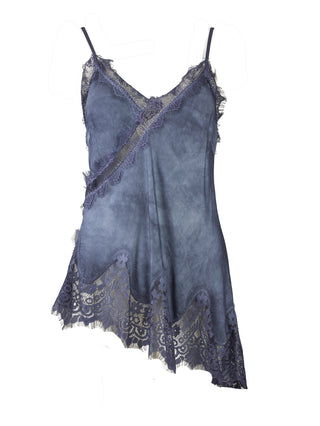 Das OFF#DLY Top Violetta dunkelblau zeigt ein elegantes, feminin geschnittenes Trägeroberteil aus seidigem Stoff mit Spitze an V-Ausschnitt, diagonalem Band und asymmetrischem Saum.