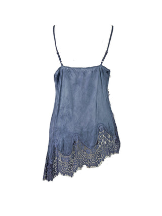 Damen-Spitzentop OFF#DLY Top Violetta dunkelblau in satiniertem Stil mit asymmetrischem Saum und verstellbaren Spaghettiträgern, verziert mit feiner Spitze am Ausschnitt und Saum, vielseitig kombinierbar.