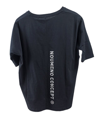 Nuomeno Tee Cucitura nero: Schwarzes, kurzärmeliges T-Shirt mit vertikalem, hellem „NOUMENO CONCEPT®“-Print am Rücken. Minimalistisches Design und oversized Passform aus hochwertiger Baumwolle für einen urbanen Look.