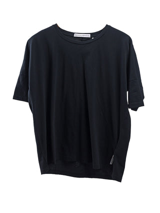 Nuomeno Tee Cucitura nero, ein schlichtes schwarzes T-Shirt mit Rundhalsausschnitt, kurzen Ärmeln und subtiler Mittelnaht, flach liegend mit kleinem Stoffetikett am unteren Saum.