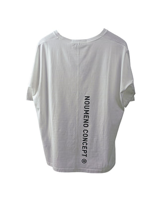 Rückansicht des Nuomeno Tee Cucitura bianco mit vertikalem schwarzen NOUMENO CONCEPT®-Print auf der linken Seite; minimalistisches, leicht oversized T-Shirt-Design aus 100 % Baumwolle.