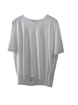 Nuomeno Tee Cucitura bianco, ein weißes, leicht oversized T-Shirt aus 100% Baumwolle, zeigt eine charakteristische Mittelnaht und einen vertikalen Rückenprint, flach auf weißem Hintergrund liegend.