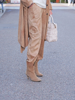 OFF#DLY Hose Velourstoff Salo camel: Elegante, lose geschnittene Hose mit Veloursleder-Optik, glatter Front, seitlichen Eingrifftaschen und elastischem Bund, getragen mit passenden Stiefeln und Tasche, für stilvollen Komfort.