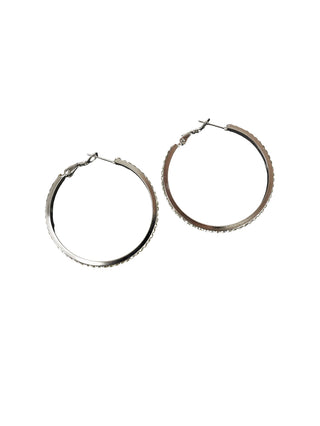 OFF#DLY Ohrschmuck Creole Glitzer: Silberfarbene Creolen mit 5 cm Durchmesser, verziert mit kleinen erhabenen Punkten, versehen mit einem praktischen Klappverschluss, aus antiallergischem Metall gefertigt.