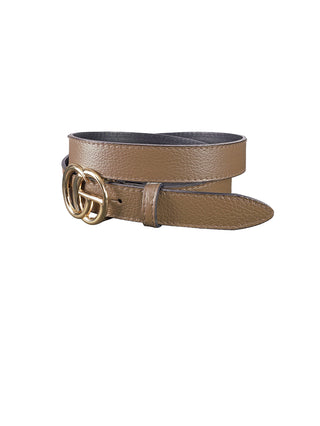 Der OFF#DLY Ledergürtel CG taupe zeigt einen gerollten braunen Leder-Gürtel mit einer goldfarbenen, ineinandergreifenden Ringschließe, Breite 28mm, passend für elegante und alltägliche Outfits.