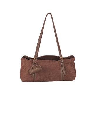 Regina Schrecker Long Bag Velours brown: Rechteckige braune Wildledertasche mit zwei dünnen Lederträgern, goldfarbenen Schnallenakzenten und einem passenden Wildlederanhänger an der Seite.