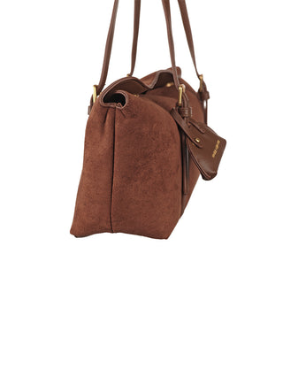Regina Schrecker Long Bag Velours brown: Braune Wildleder-Optik-Tote-Handtasche mit goldfarbener Hardware, Ledergriffen und kleinem passenden Anhänger. Maße: 38 x 17 x 11 cm, gefertigt aus 100% Polyurethan.