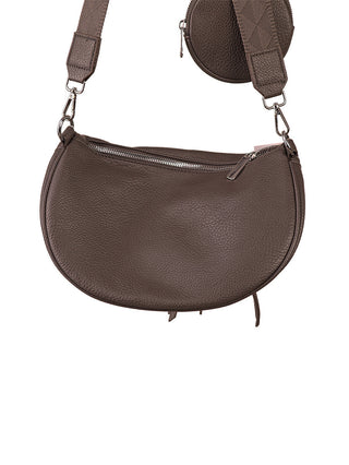 Paolo Bag Crossbag grey: Eine halbmondförmige, braune pebbled-leather Crossbody-Tasche mit Hauptfach, verstellbarem gewebtem Riemen und runder Tasche am Riemen. Maße: 30 x 17 x 8 cm.