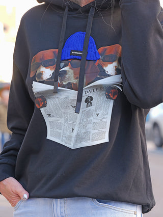 OFF#DLY Sweat DOG black: Schwarzer Hoodie mit drei coolen, sonnenbebrillten Hunden im Comic-Stil, die eine Zeitung halten, einer trägt eine blaue Strickmütze mit SUSTAINA.