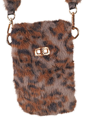 OFF#DLY Mini Fur Bag Leo: Kleine Kunstfelltasche mit braun-schwarzem Fleckenmuster, goldfarbenem Drehverschluss am Überschlag, und goldfarbenen Schwenkhaken für den abnehmbaren, passenden Trageriemen. Größe: 20 x 13 cm.