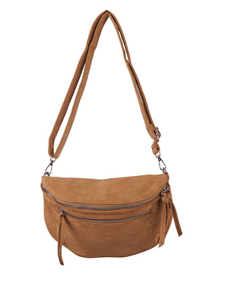 Die Paolo Bag Crossbody khaki ist eine halbmondförmige Tasche aus Veloursoptik mit verstellbarem Gurt und zwei Frontreißverschlüssen, ideal zum Tragen als Crossbody- oder Gürteltasche.