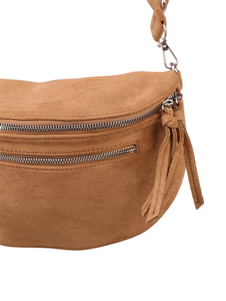 Nahaufnahme der Paolo Bag Crossbody khaki mit zwei silbernen Reißverschlüssen und einer Wildleder-Quaste. Abnehmbarer Riemen aus passendem Wildleder und silberner Hardware teilweise sichtbar. Größe: 28 x 16 x 8 cm.
