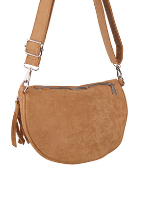 Paolo Bag Crossbody khaki: Kleine, halbmondförmige Umhängetasche in Veloursoptik, Kamelbraun, mit abnehmbaren Schulterriemen, silbernem Reißverschluss, und Quastendetail. Maße: 28 x 16 x 8 cm.