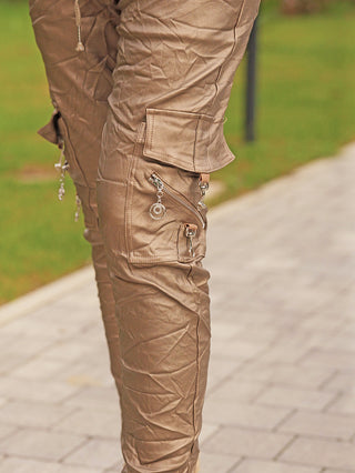 OFF#DLY Joggpant Bella gold, metallic-bronzene Cargo-Lederhose mit Zippern und Metallanhängern, betont durch Faltendetails und stilvolle Taschen, ideal für modischen Komfort.