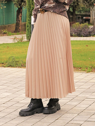 OFF#DLY Plissee Rock beige: Eleganter, langer, plissierter Rock mit fließender Silhouette, kombiniert mit einem schwarzen Leder-Gürtel und robusten, schwarzen Combat Boots.