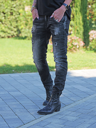 OFF#DLY Denim Julia Black Wash Jeans mit bewusst gesetzten Destroy-Details und modernem Black-Wash-Finish, getragen mit schwarzen Lederstiefeln, zeigen einen lässigen, figurbetonten Look für den Alltag.