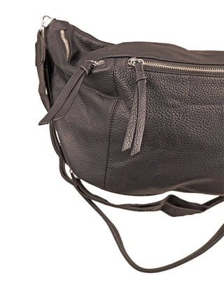 Nahaufnahme der OFF#DLY Big Crossbody black mit silbernen Reißverschlüssen und abnehmbarem Schultergurt, pebbled-Leder-Optik. Ideal für vielseitigen Gebrauch, misst 40 x 20 x 16 cm.