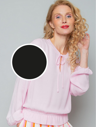 Emily Bluse 8900-158360 black: Modell trägt eine langärmelige Bluse mit Schlüsselloch-Ausschnitt und Bindeband, ballonförmige Ärmel mit elastischen Bündchen und elastischem Saum, dargestellt in Rosa mit schwarzer Farboption.