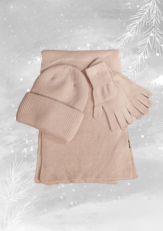 OFF#DLY Mütze/Schal/Handschuhe Set beige: Weiches Strickset bestehend aus gefalteter Mütze, Schal und Handschuhen, flach arrangiert, ideal für stilvolle Wärme an kalten Tagen.
