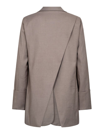 Rückansicht des co´couture Matty Blazer mink. Asymmetrische Rückendetailierung mit überlappendem Panel, schlichtem Kragen und umgeschlagenen Manschetten an langen Ärmeln, präsentiert auf weißem Hintergrund.