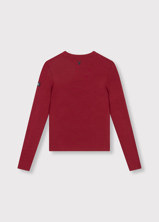 ALIX Longsleeve Top bordeaux zeigt die Rückansicht eines tiefroten Langarmshirts mit Rundhalsausschnitt, dezentem Stierkopf-Logo unter dem Kragen und einem kleinen rechteckigen Stoffaufnäher am linken Ärmel.