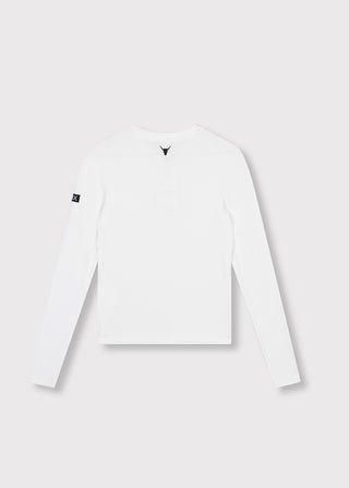 Rückansicht des ALIX Longsleeve Top soft white, ein weißes, langärmeliges, eng anliegendes Oberteil mit stilisiertem Stierkopf-Emblem unter dem Kragen und einem rechteckigen Patch auf dem Ärmel.