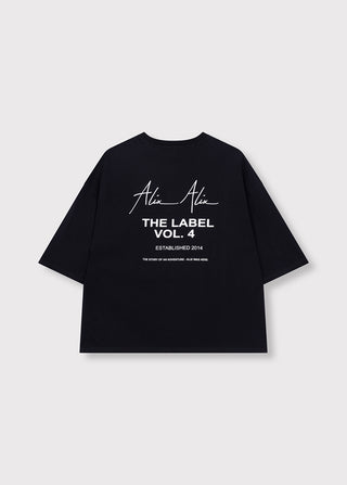 Rückansicht des ALIX Bull Tee black, ein oversized schwarzes T-Shirt mit großem weißen ALIX THE LABEL VOL. 4 Print und stilisierter Signatur, ideal für lässige, trendbewusste Looks.