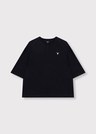 ALIX Bull Tee black: Schwarzes, oversized T-Shirt aus schwerem Jersey mit Rundhalsausschnitt, kleiner weißer Bullhead-Stickerei auf der linken Brust und großem ALIX THE LABEL VOL. 4 Druck hinten.